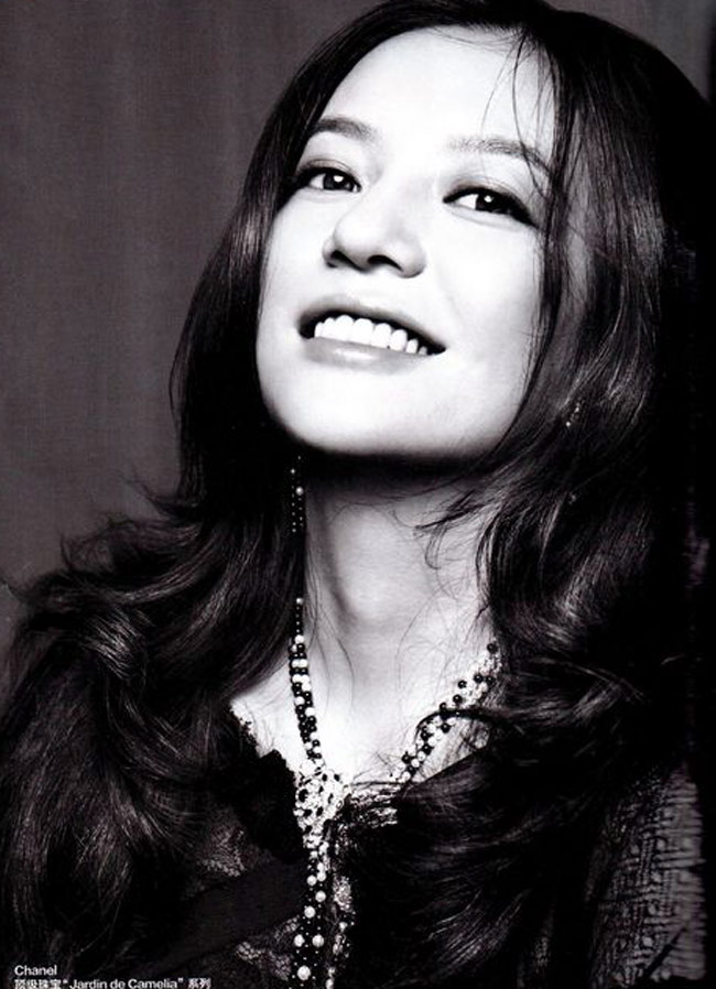 Triệu Vy đang trở thành nhân vật chính của showbiz Hoa ngữ, khi bộ phim Gửi tuổi thanh xuân tôi đã đánh mất do cô làm đạo diễn đang được ra rạp